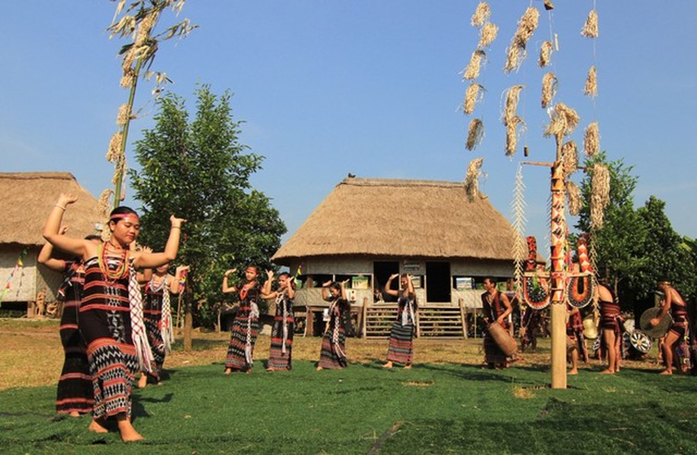 Truyền[-]thuyết[-]về[-]người[-]Cơ[-]Tu[-]nên[-]nhìn[-]nhận[-]khoa[-]học[-]và[-]nhân[-]văn[-]hơn